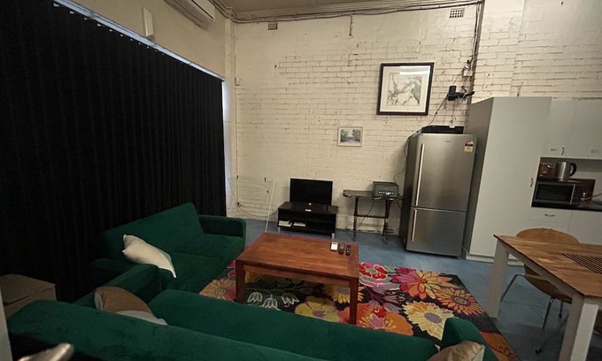 Northcote Apartment | Spacious Studio in Quiet Northcote Neighbourhood