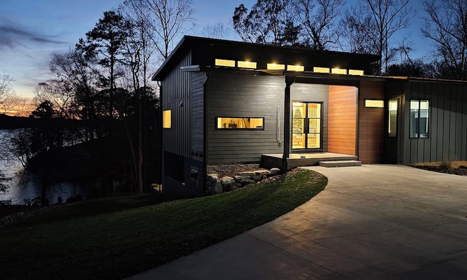 Granite Falls House | Stylish & Modern Lakefront House, Dog Friendly