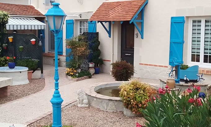 Thesee House | Holiday Home 'La Maison Bleue' with Private Terrace, Private Garden and Wi-Fi