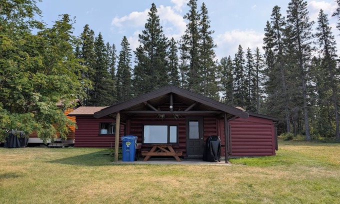 The Pas Cabin | Snowy Owl: A lakefront log cabin at Clearwater Lake for the whole family!
