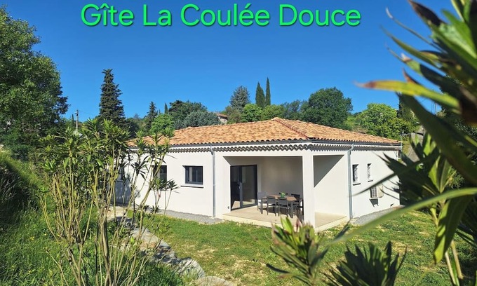 Chauzon House | Gîte La Coulée Douce-A fully air-conditioned house near the river Ardèche