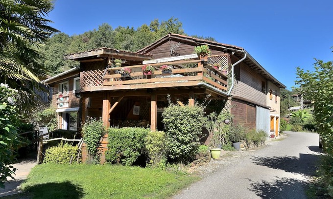 Chein-Dessus Apartment | Apartment 'Les Chambres Du Ruisseau' with Mountain View, Shared Terrace and Wi-Fi