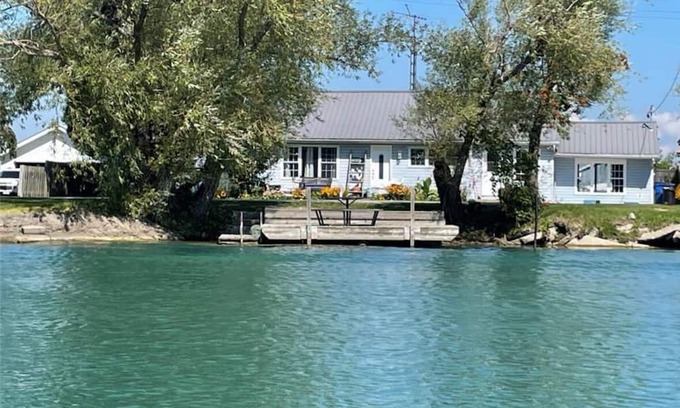 Mooretown House | The Bluewater House