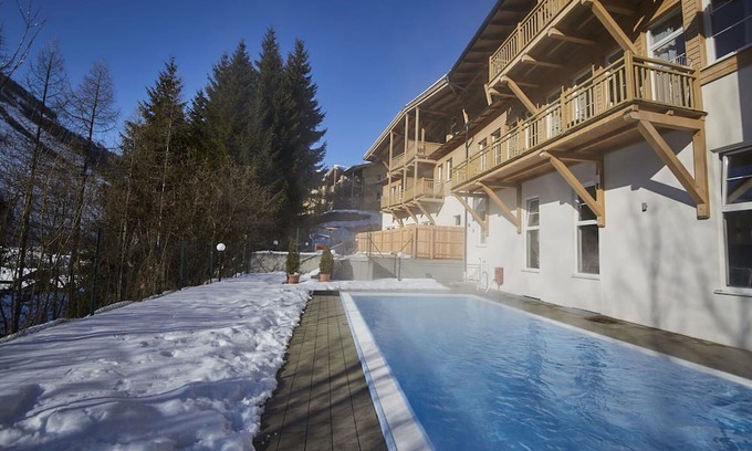 Viehhofen Apartment | Nice apartment for 8 people with WIFI, pool, TV, balcony, pets allowed and parking