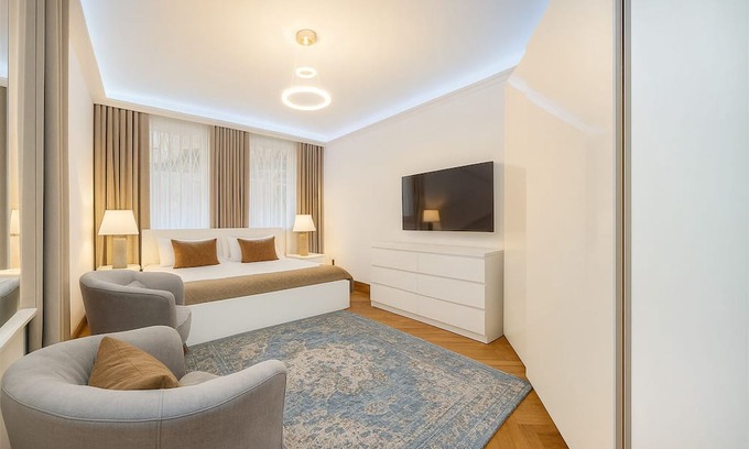 Royal Borough of Kensington and Chelsea Apartment | Luxury Kensington Apartment - 1 minute walk to High Street Kensington Station!