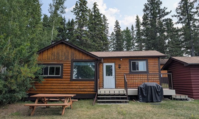 The Pas Cabin | Boreal Owl: A cozy 1-bedroom lakefront cabin at Clearwater Lake