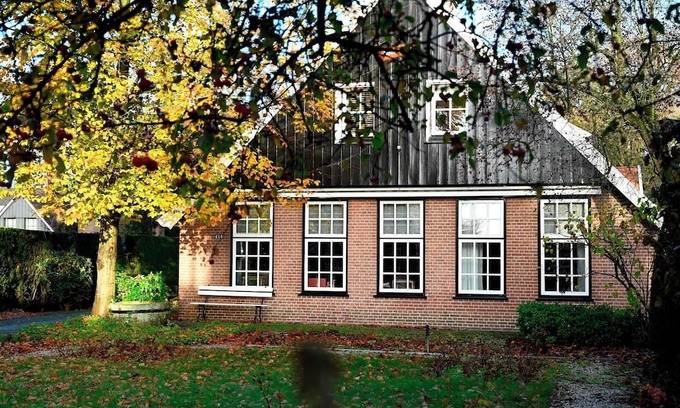 Vriezenveen House | Luxury and rural holiday home in a cozy village