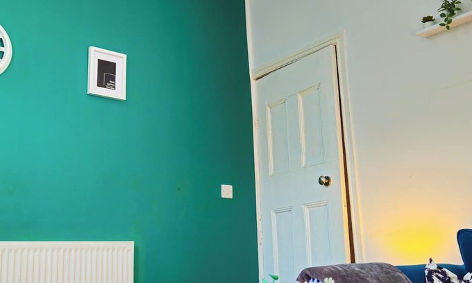 Derby House | Ivy Green House - Central,Wifi,Netflix,Sleeps 7 - Business and Family Friendly