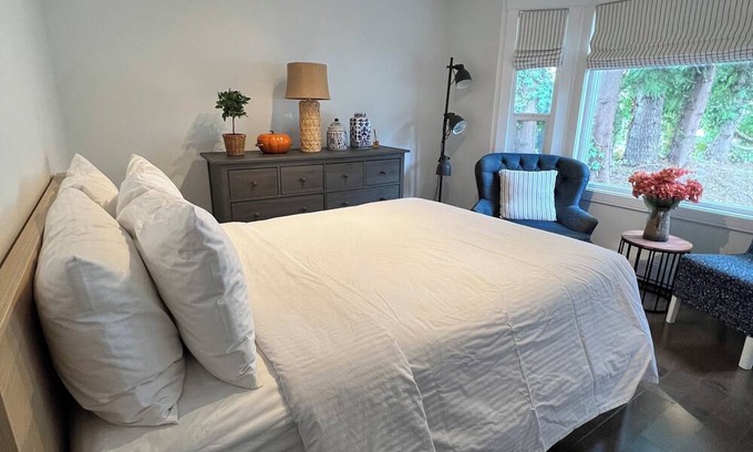 Regional District of Nanaimo Bed & Breakfast | Charming Guesthouse Retreat - Calm Mornings, Cozy Nights!