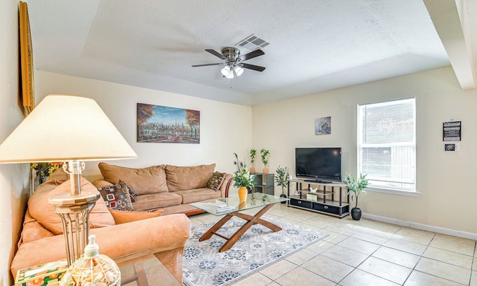 Clodine House | 2 Mi to Chinatown: Pet-Friendly Houston Home
