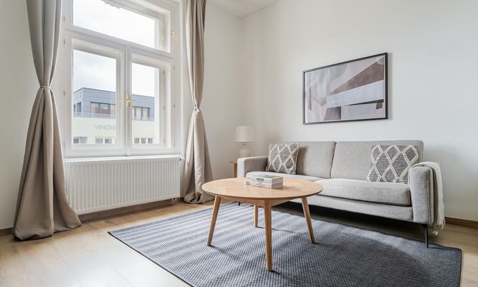 Vrsovice Apartment | Blueground | Prague 10, nr park & foodie area (PRG-18)