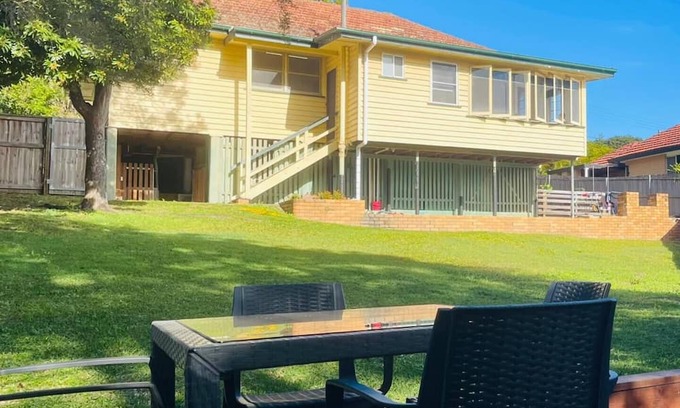 Mount Gravatt House | Family-Friendly Home, Walk to Schools & Shops