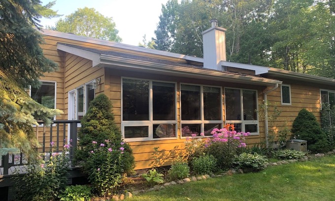 Tiny Cottage | clean all seasons cottage & pet friendly close to beaches