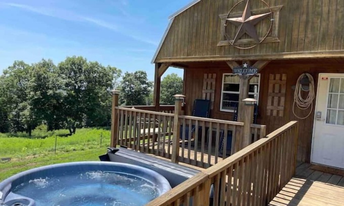 Compton House | Buffalo River Cowboy Cabin Getaway and HOT TUB!