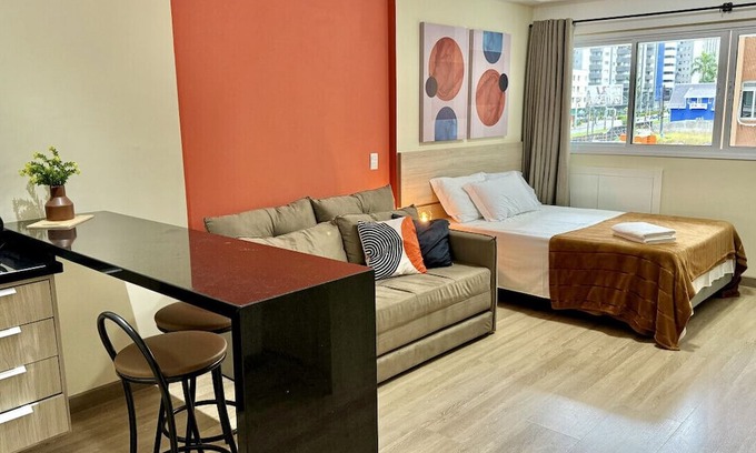 Matriz Apartment | Studio with office desk, next to Curitiba shopping center