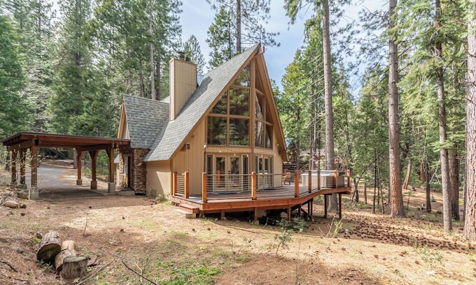 Arnold Cabin | Cheyenne Chalet- Hot Tub-Sleeps 12