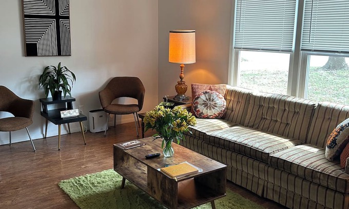 Springfield House | Cozy on Page Street! Vintage vibe with modern amenities. Bring the kids & pets!