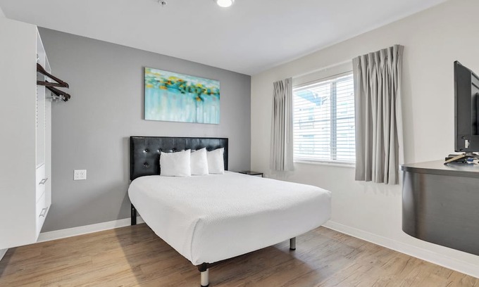 Far North Central Apartment | Simplicity At the Rim 1309 I Comfy 1 Bed 1 Bath