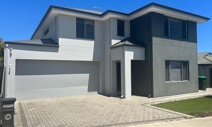 Rockingham House | 4 Bedroom Modern Townhouse