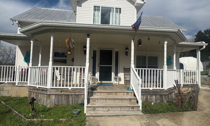 Hickman Other | Charming 3-bedroom farmhouse with AC, WiFi in Burns