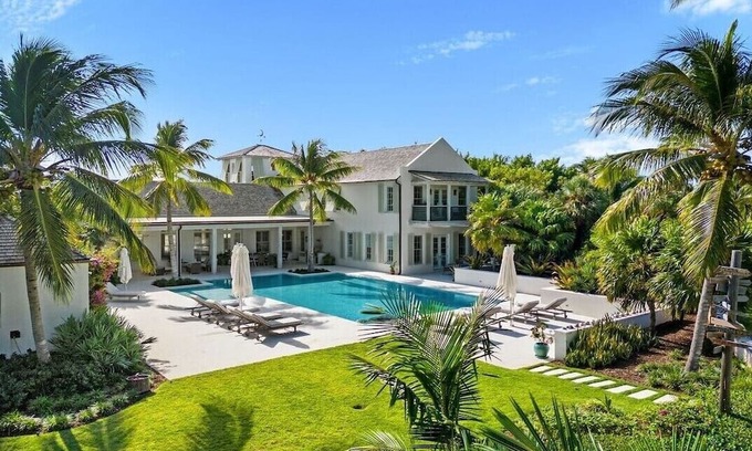 Nassau House | Luxurious Island Retreat in Ocean Club Estates