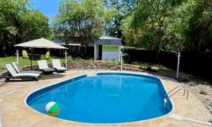 Lynchburg House | POOL + HOT TUB | Quaint Cottage in heart of LYH