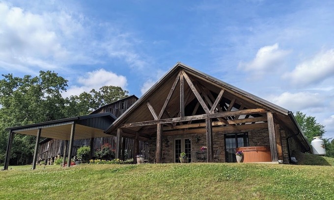 Ruffin Cabin | Charming 2-bedroom cabin with Hot Tub in quaint Reidsville, NC