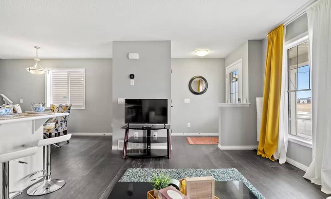 Calgary House | Cozy Family Home with Gorgeous Views, Playground, Walk to Dining, 5 Mins to YYC