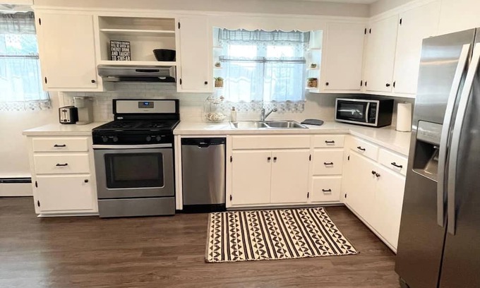 York Apartment | Modern & Stylish Apartment Getaway – Perfect for Business Travelers