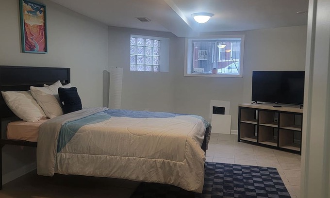 Woodlawn Apartment | Chic 1-bedroom apartment with AC, WiFi in excellent Chicago