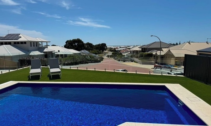 Singleton House | Beautiful Beachside HomenHave fun with whole family in this very stylish hom