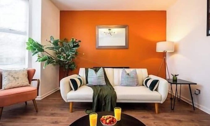 Trafford Apartment | Spacious & Cozy Manchester Stay – Great for Business & Family Trips with Parking
