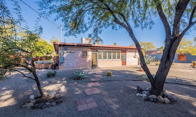 San Gabriel House | Stunning, Amazing Yard, Golf, Walking Paths, The Desert Rose Of Tucson.