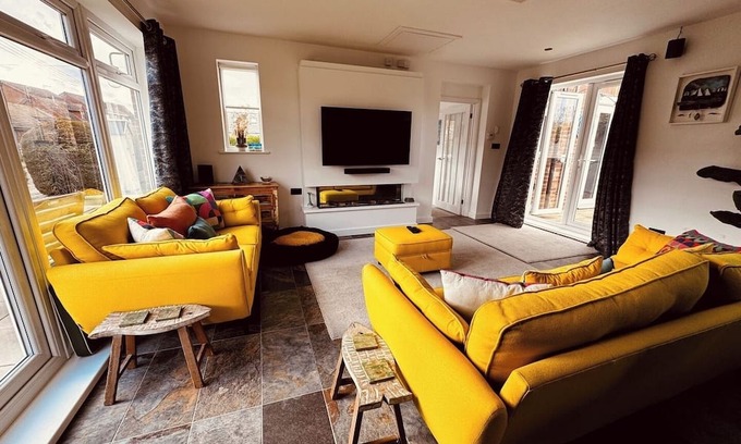 Pakefield House | Lowestoft 2-Bed Bungalow with Hot Tub and Spa Pool