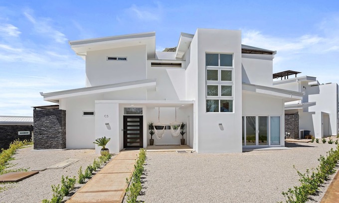 Santa Barbara House | Brand New Professionally Decorated Luxury 5 Bed Avellanas Home Minutes to Beach