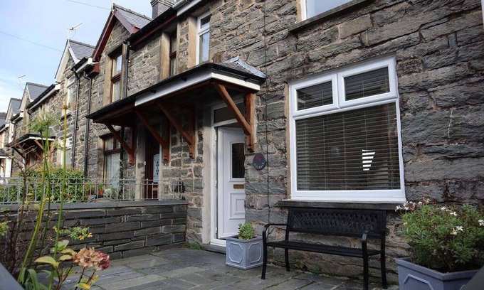 Rhiwbryfdir House | Park Square Retreat in Blaenau
