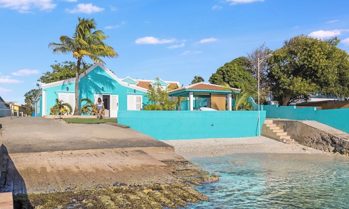 Playa House | Beautiful Charming Beachhouse Prime location walking distance to restaurants