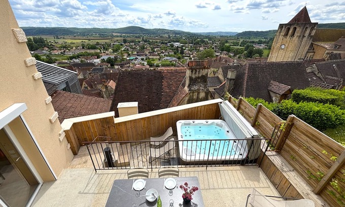 Saint-Cyprien House | Charming gite with air-conditioning, view and spa in a medieval shopping village