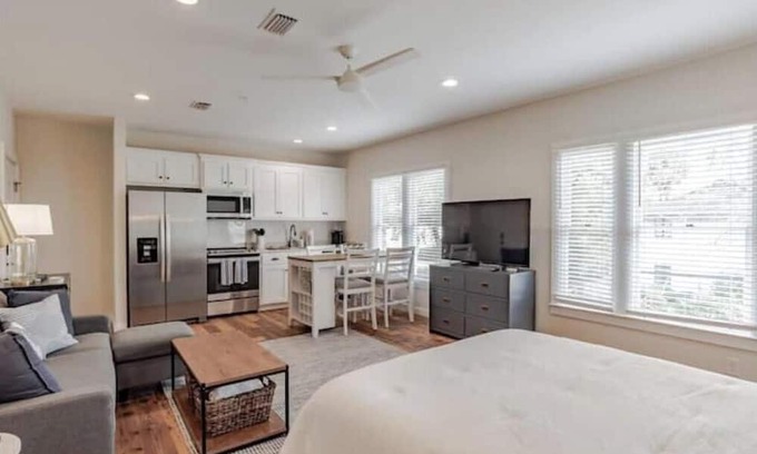 Hannon Park Apartment | Fantastic studio in Leinkauf Historic District!