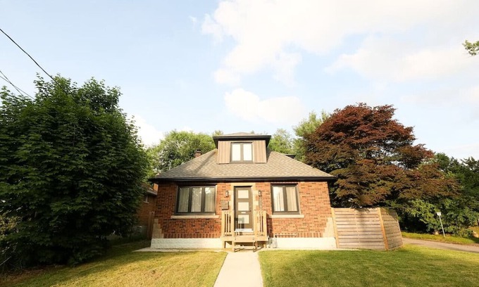 Niagara Falls House | Tranquil Retreat | 5BR, 3-Bath Falls Escape