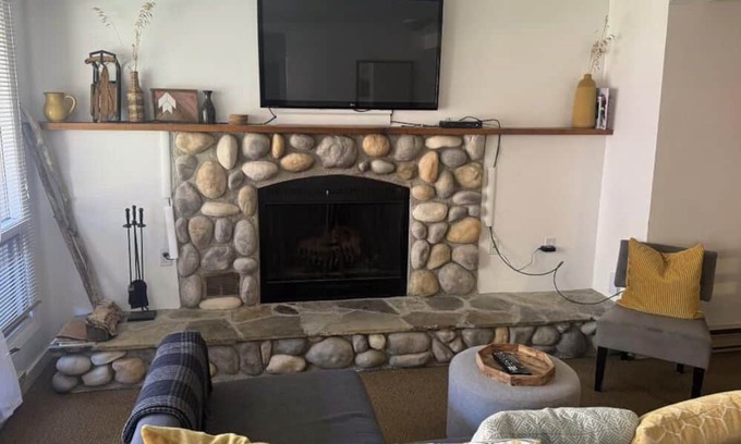 East Kootenay Condo | Panorama mountain retreat. 5 min walk to the gondola.