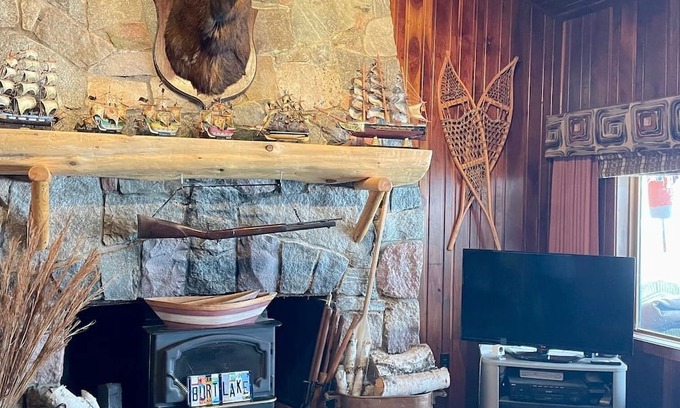 Brutus Apartment | 3 bedroom cottage on the NW side of Burt Lake
