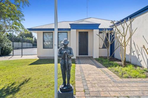 Dawesville House | Family Beach House with Tennis Court in Dawesville
