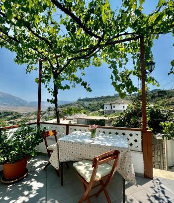 Gjirokaster Bed & Breakfast | Guest house Sofa