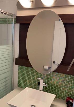 Richmond House | Spacious and bright queen bed room with private bathroom