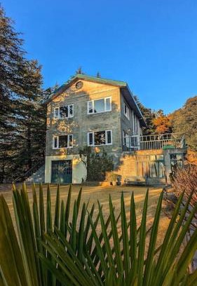Shimla House | Master Bedroom Near Chail Sanctuary Woodrose Est